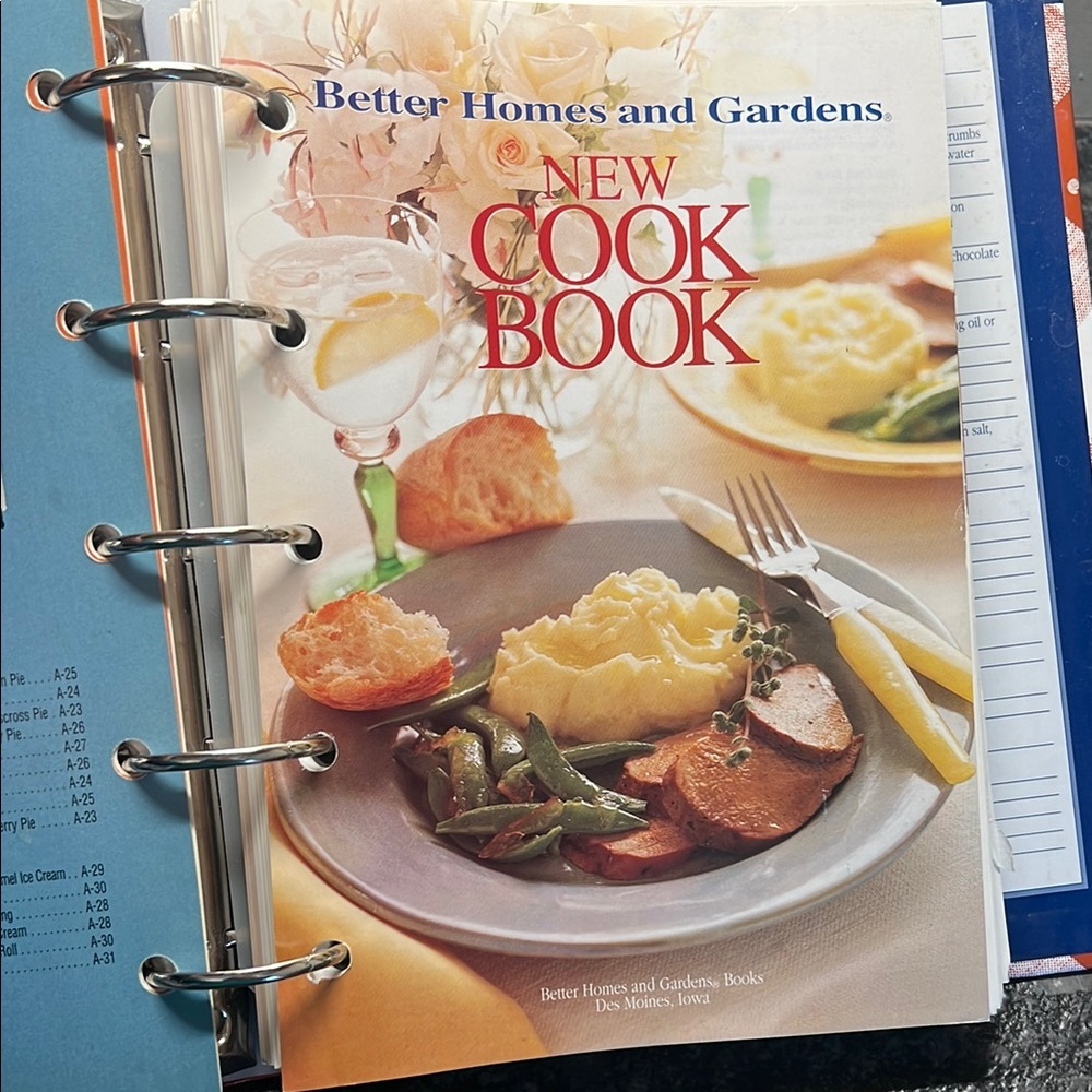 Better Homes and Gardens Limited Edition Cookbook - Red and White - Picture 4 of 5